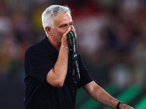 Mourinho in lacrime dopo la vittoria della Roma in Conference League