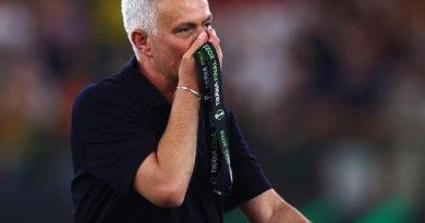 Mourinho in lacrime dopo la vittoria della Roma in Conference League