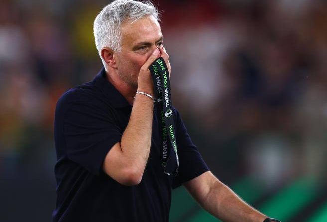 Mourinho in lacrime dopo la vittoria della Roma in Conference League