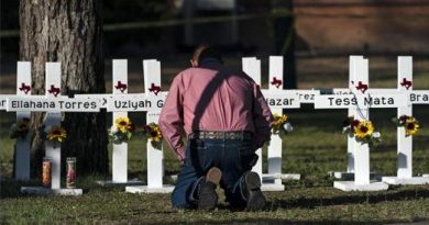 Strage in Texas, lacrime finte e killer trans : le bugie come a Sandy Hook