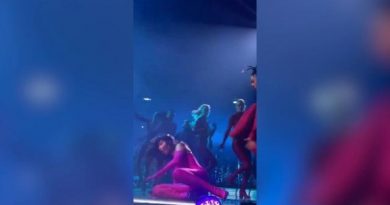 Dua Lipa cade sul palco durante il concerto: la popstar si rialza e continua a cantare