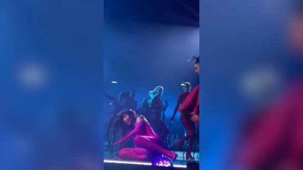 Dua Lipa cade sul palco durante il concerto: la popstar si rialza e continua a cantare