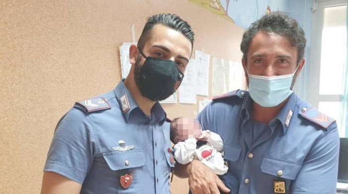 Catania, neonato abbandonato in una cesta. Partita gara di solidarietà