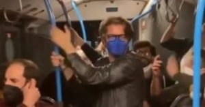C’è Samuele Bersani sull’autobus dopo il concerto di Brunori Sas: i passeggeri iniziano a cantare in coro “Spaccacuore”