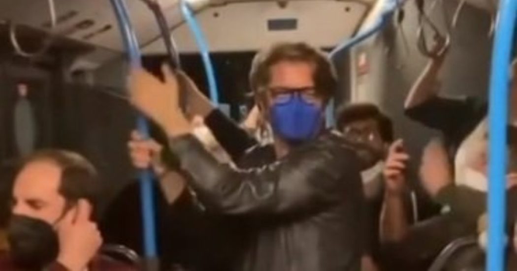 C’è Samuele Bersani sull’autobus dopo il concerto di Brunori Sas: i passeggeri iniziano a cantare in coro “Spaccacuore”