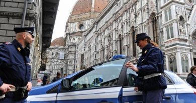 Accoltellato da un albanese davanti ai turisti: terrore a Firenze