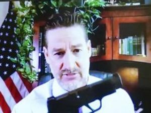 Il deputato esibisce  le pistole durante un dibattito al Congresso: «A casa mia faccio quel che voglio»