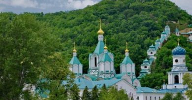 Le bombe sul monastero, l’ira di Zelensky: «I russi sapevano che c’erano solo civili dentro»