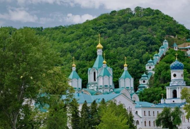 Le bombe sul monastero, l’ira di Zelensky: «I russi sapevano che c’erano solo civili dentro»