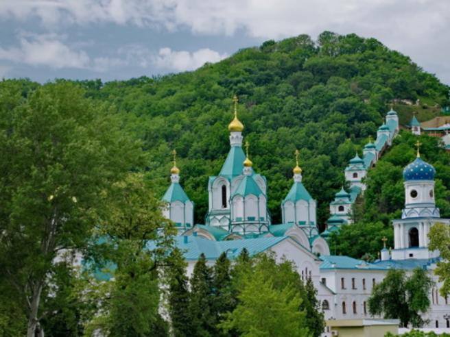 Le bombe sul monastero, l’ira di Zelensky: «I russi sapevano che c’erano solo civili dentro»