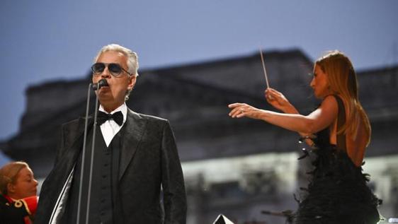 Giubileo di Platino, Andrea Bocelli intona «Nessun dorma» al concerto per la regina