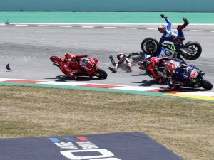 MotoGp di Catalogna 2022: vince Quartararo, cadono Bastianini e Bagnaia. Espargaro fa festa troppo presto