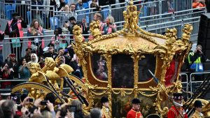 L’ologramma della Regina da giovane sfila nella carrozza d’oro davanti a migliaia di sudditi