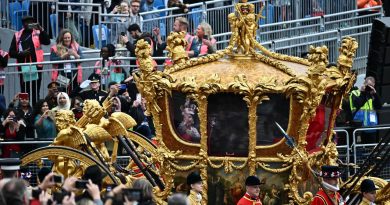 L’ologramma della Regina da giovane sfila nella carrozza d’oro davanti a migliaia di sudditi