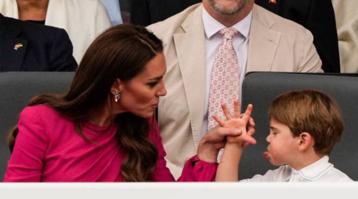Giubileo, il principino Louis fa ‘marameo’ a mamma Kate e le chiude la bocca. Il video è virale