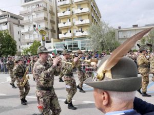 La sinistra ipocrita crocifigge gli alpini e assolve stupratori perché immigrati