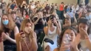 Festa al Giulio Cesare, arriva Antonello Venditti per l’ultimo giorno di scuola: “Sono più emozionato di voi, Vi auguro ogni bene”
