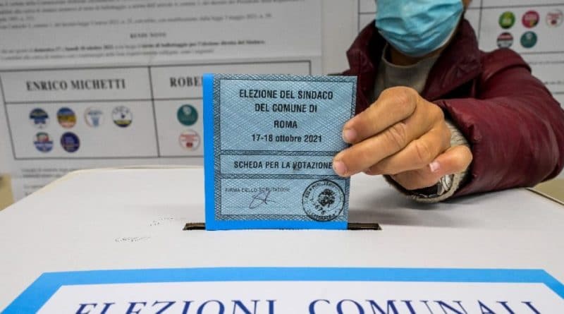 Elezioni, le mascherine non sono più obbligatorie ai seggi: solo “fortemente raccomandate” nella circolare del Viminale