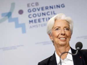 Bce, tassi più alti e stop agli acquisti. Spread a 229 punti, ai massimi dal 2020