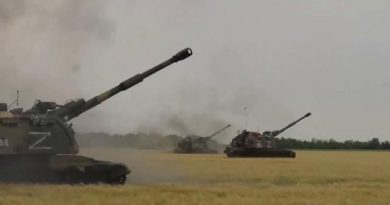 I temibili corazzati russi Msta distruggono tank ucraini nascosti: il filmato dall’interno del blindato