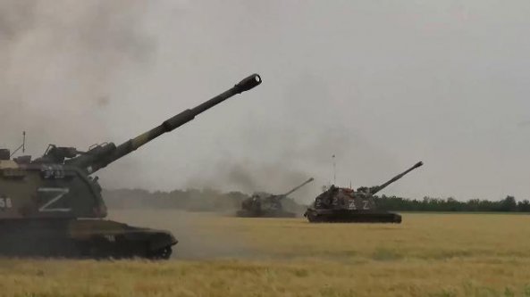I temibili corazzati russi Msta distruggono tank ucraini nascosti: il filmato dall’interno del blindato