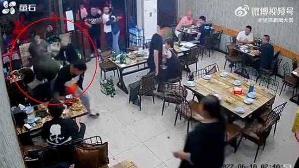 Indignazione per video su violenza su donne al bar