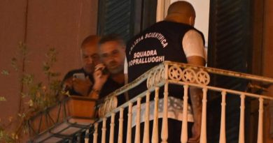 Diciassettenne uccide la madre adottiva a coltellate in pieno centro a Napoli