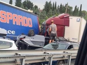 Incidente Fabro A1 oggi: scontro tra tir e auto, almeno due morti e 8 feriti