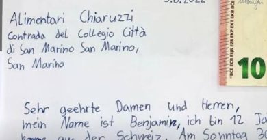 Ruba un ovetto Kinder e poi si pente. La lettera del bambino: «Chiedo scusa»