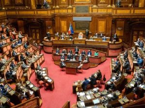 Ucraina, la bozza dei senatori 5 Stelle: «Stop a nuovi invii di armi»