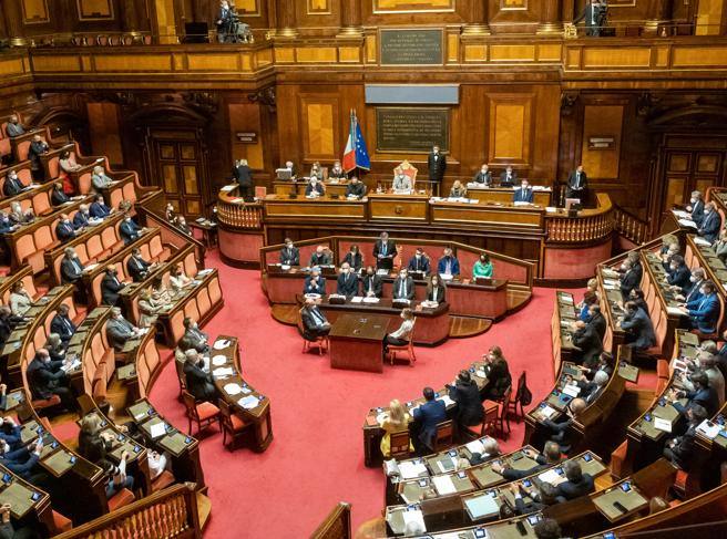 Ucraina, la bozza dei senatori 5 Stelle: «Stop a nuovi invii di armi»
