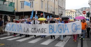 Trieste, duemila persone in piazza per dire No all’ovovia: “Progetto impattante, inutile e antieconomico. Soldi vengano spesi per servizi veri”