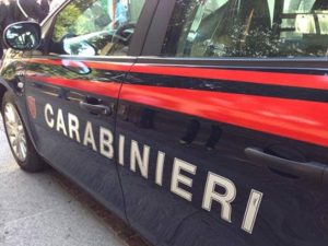Uccide la moglie 38enne con una coltellata nella notte e scappa: ricercato