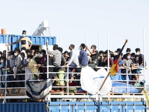 “Fateci sbarcare”. Oltre 850 clandestini davanti alle coste italiane