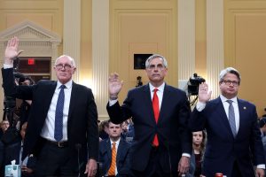 “Non infrangerò il mio giuramento”: Come i funzionari statali del GOP sono diventati bersagli per aver scelto la democrazia al posto di Trump