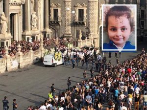 Elena Del Pozzo, i funerali a Catania: il racconto in diretta. “In chiesa i genitori della mamma Martina Patti