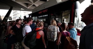 Taxi in sciopero a Napoli, caos all’aeroporto Capodichino: centinaia di persone in fila in attesa dell’autobus