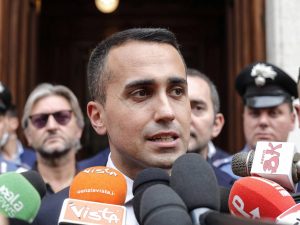 Di Maio debutta col nuovo gruppo e annuncia “Arriveranno altri”. Azzolina in pole