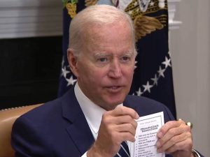 “Devi prendere posto e salutare…”. Lo strano promemoria di Joe Biden che imbarazza il presidente