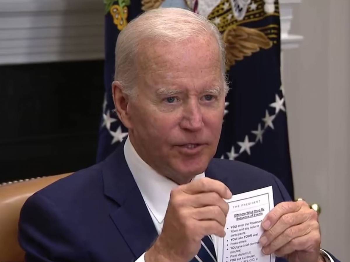 “Devi prendere posto e salutare…”. Lo strano promemoria di Joe Biden che imbarazza il presidente