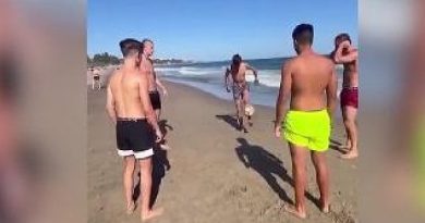 Il campione e i ragazzini: Haaland palleggia in spiaggia come un qualsiasi turista