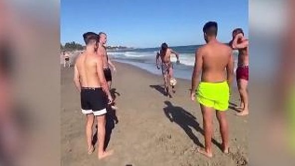 Il campione e i ragazzini: Haaland palleggia in spiaggia come un qualsiasi turista