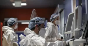Covid, verso la proroga dell’obbligo di mascherina nei luoghi di lavoro dopo il 30 giugno