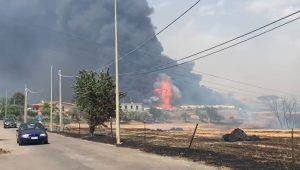 Mega incendio a Roma, le fiamme non si fermano, brucia un capannone di vestiti. Dopo l’esplosione di 50 bombole di Gpl, cadono i pali della luce. Evacuati i bimbi di un centro estivo. Case sgomberate