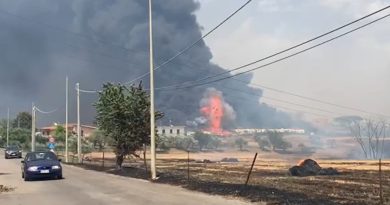 Mega incendio a Roma, le fiamme non si fermano, brucia un capannone di vestiti. Dopo l’esplosione di 50 bombole di Gpl, cadono i pali della luce. Evacuati i bimbi di un centro estivo. Case sgomberate