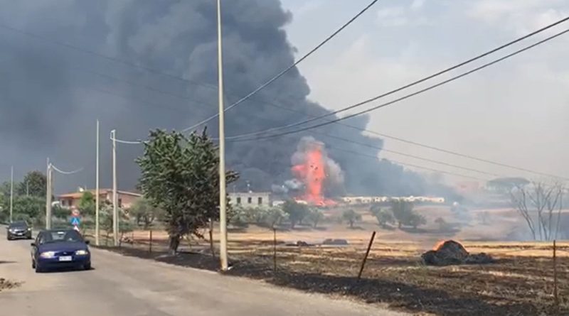 Mega incendio a Roma, le fiamme non si fermano, brucia un capannone di vestiti. Dopo l’esplosione di 50 bombole di Gpl, cadono i pali della luce. Evacuati i bimbi di un centro estivo. Case sgomberate