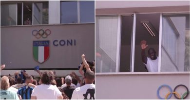 Romelu Lukaku torna a Milano: i tifosi dell’Inter lo accolgono scatenati sotto alla sede del Coni – Video