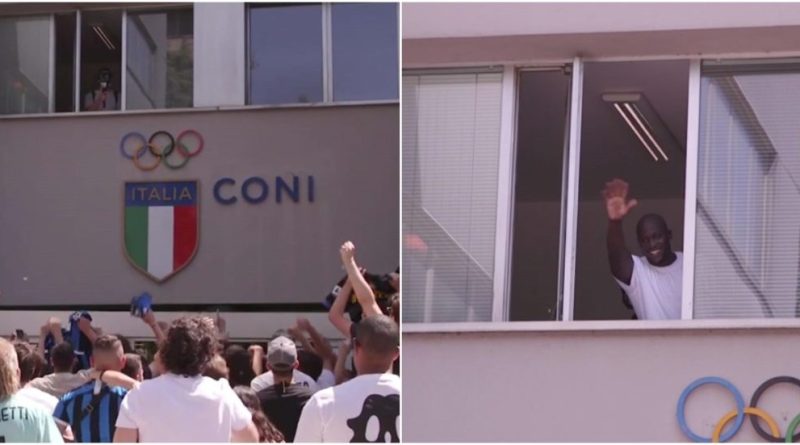 Romelu Lukaku torna a Milano: i tifosi dell’Inter lo accolgono scatenati sotto alla sede del Coni – Video