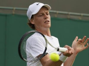 Jannik Sinner vince il secondo turno a Wimbledon, battuto Ymer