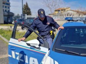 La piscina chiude, lui vuole restare: marocchino irregolare accoltella dipendente